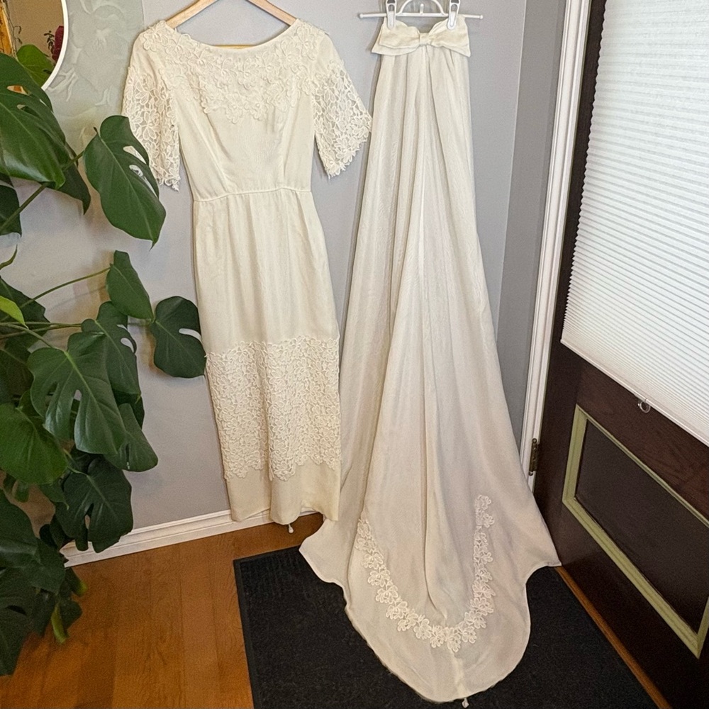Vintage 1966 Handmade Lace Detail Wedding Dress with Detachable Bow Train Sz XS - Picture 2 of 10